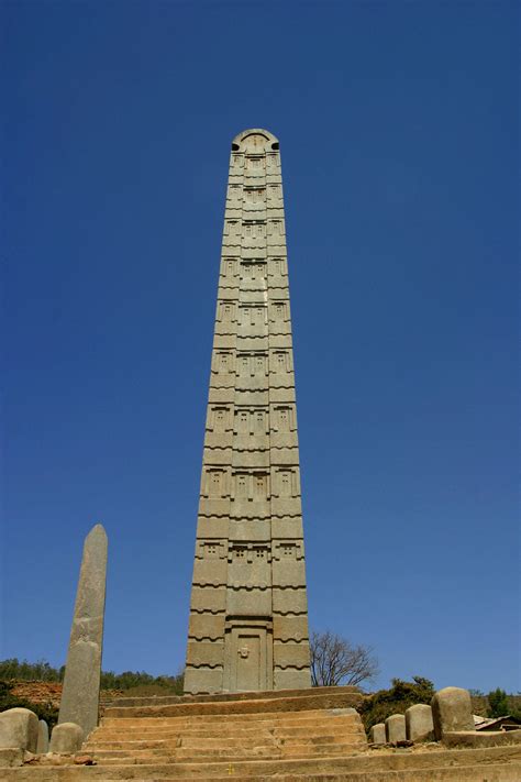  Das Axum-Obelisk: Ein Triumph der Steinmetzkunst und ein Echo aus vergessener Zeit!