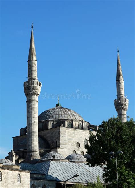  Die Moschee von Üsküdar! Ein Meisterwerk byzantinischer Architektur mit mystischen Elementen