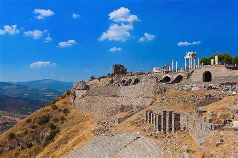  Die Ruinen von Pergamon - Eine romantische Vision der Vergangenheit und die Kunst des Details!